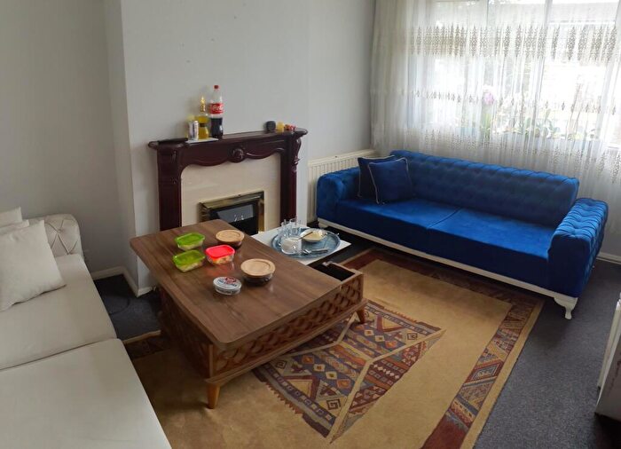 3 Bedroom Maisonette To Rent In Offord Close, London, N17