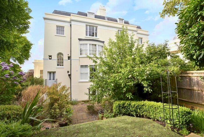 2 Bedroom Flat To Rent In Grove Hill Gardens, Tunbridge Wells, TN1