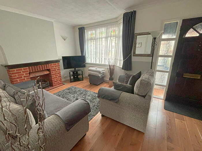 3 Bedroom End Of Terrace House For Sale In Gresham Drive, Chadwell Heath, RM6
