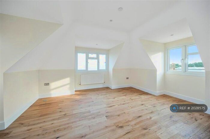 2 Bedroom Flat To Rent In Portsmouth Road, Cobham, KT11