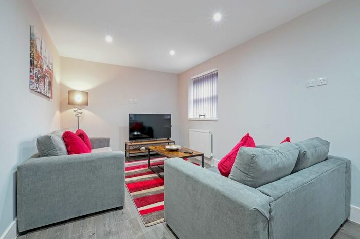 3 Bedroom Flat To Rent In Russell Road, Shepperton, TW17