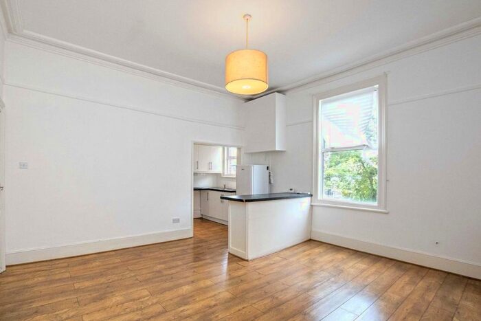 2 Bedroom Flat To Rent In The Avenue, London, W13