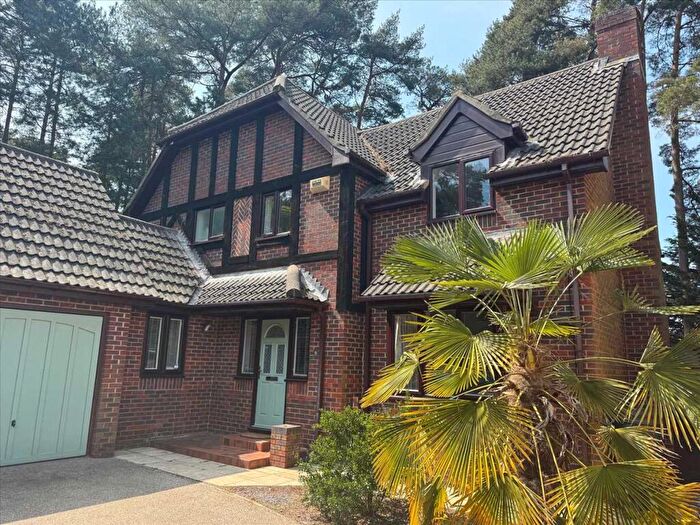 4 Bedroom Detached House To Rent In St Georges Close, Bournemouth, BH8