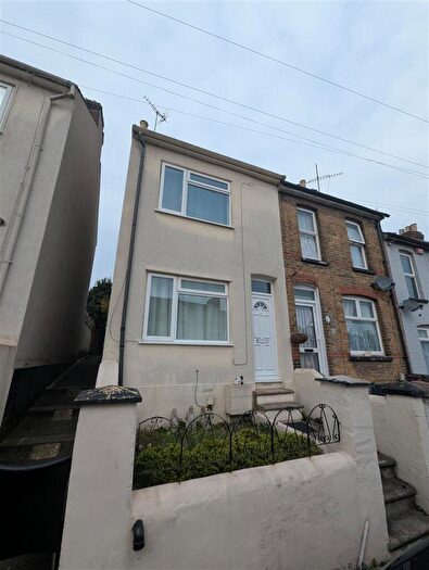 3 Bedroom End Of Terrace House To Rent In Gordon Road, Chatham, ME4