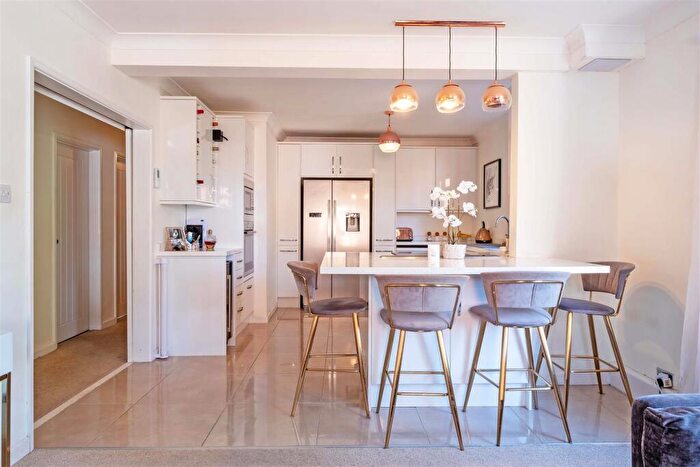 3 Bedroom Flat For Sale In West Cliff Road, West Cliff, Westbourne, Bournemouth, BH4