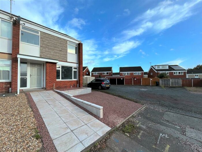 3 Bedroom House To Rent In Oulton Close, Kidderminster, DY11