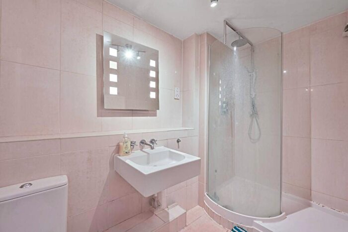 2 Bedroom Flat To Rent In Britten Close, Golders Green, London, NW11