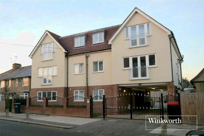 3 Bedroom Apartment To Rent In Mays Lane, Barnet, EN5