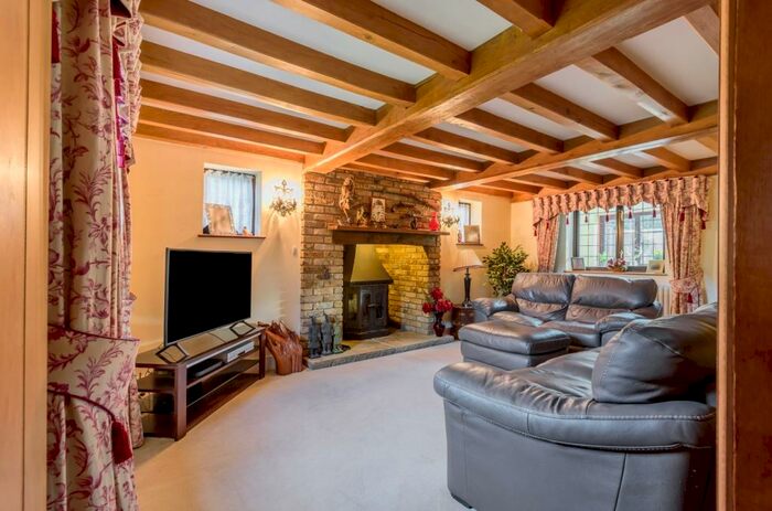 4 Bedroom Detached House For Sale In Waldens Road Orpington, BR5