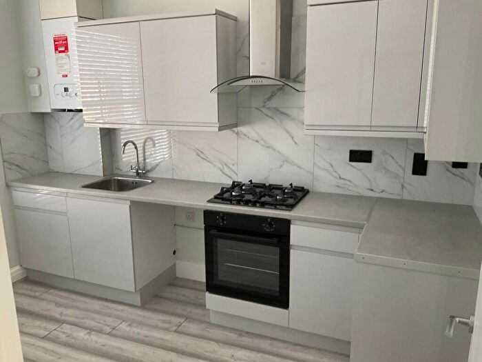 2 Bedroom Flat To Rent In Flat C, Alvington Crescent, Hackney, London, E8