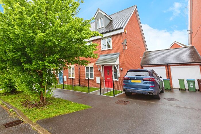 3 Bedroom Semi Detached House For Sale In Moorcroft Lane, Aylesbury, HP18