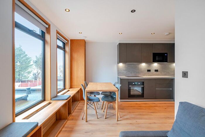 2 Bedroom Flat To Rent In Hamilton Road, NW11