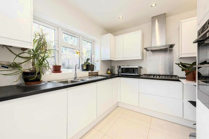 1 Bedroom Flat To Rent In Cricklade Avenue, London, SW2