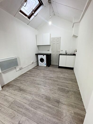 Studio To Rent In Hendon Lane, London, N3