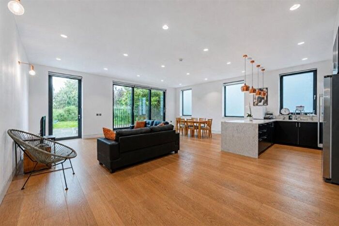 5 Bedroom Flat To Rent In Elm Avenue, Ealing, London, W5