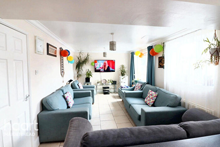 5 Bedroom Semi-Detached House For Sale In Rivermead Road, Reading, RG5