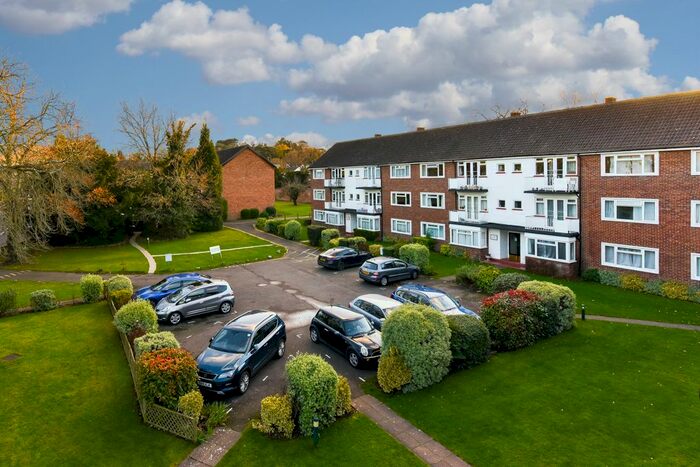 2 Bedroom Flat To Rent In Lovelace Gardens, Surbiton, KT6