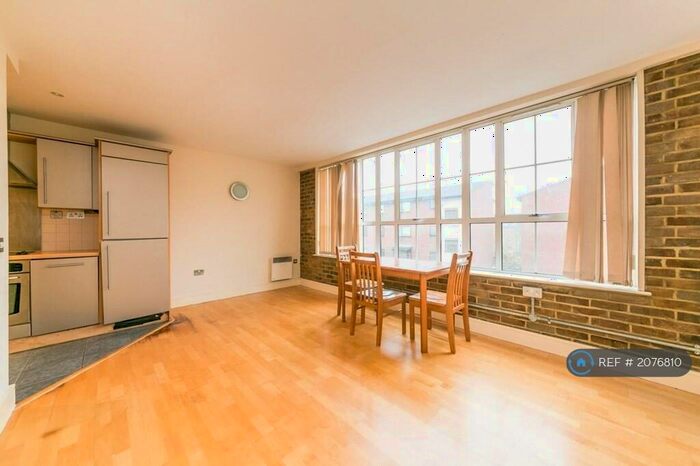 2 Bedroom Flat To Rent In South City Court, London, SE15