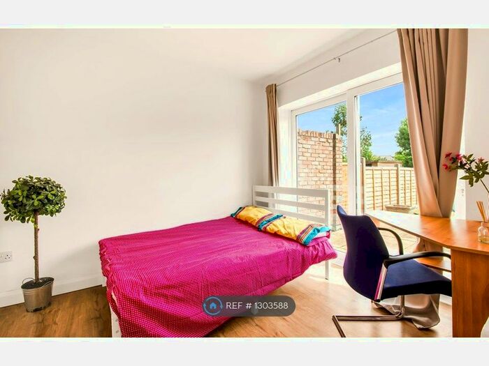 5 Bedroom Semi-Detached House To Rent In Cypress Road, Guildford GU1