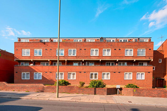 2 Bedroom Maisonette To Rent In Prince Of Wales Close, Hendon, London, NW4