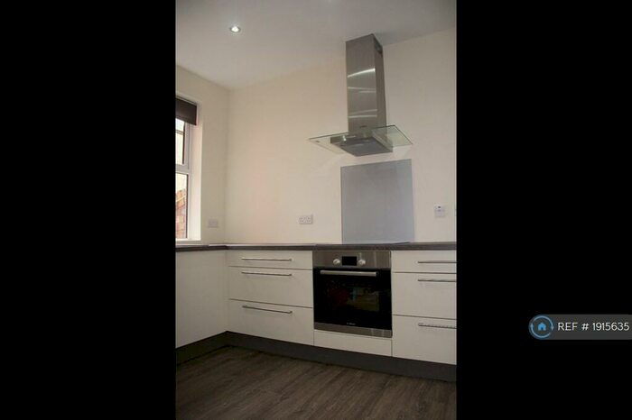 4 Bedroom Semi-Detached House To Rent In Bridge Grove, Nottingham, NG2