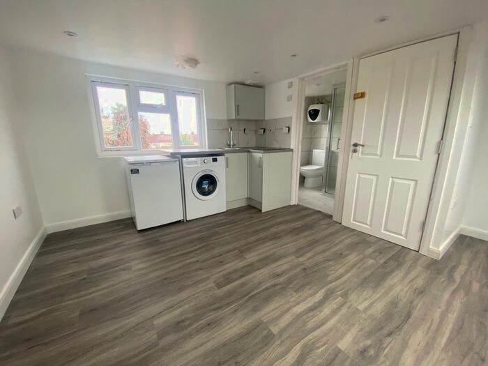 Studio To Rent In Waye Avenue, Hounslow, TW5