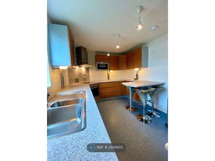 3 Bedroom Flat To Rent In Oaklands Court, Chichester, PO19