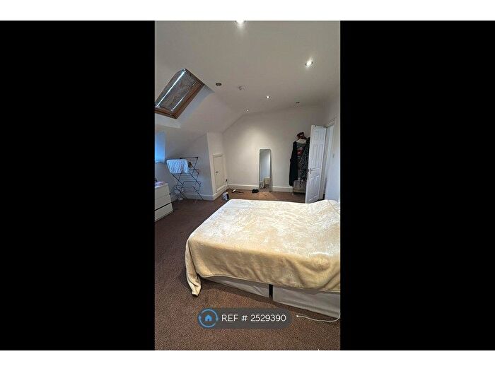 3 Bedroom Flat To Rent In Tooting London, London, SW17