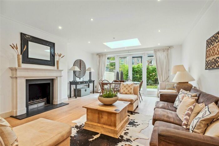 4 Bedroom House To Rent In Denning Mews, SW12