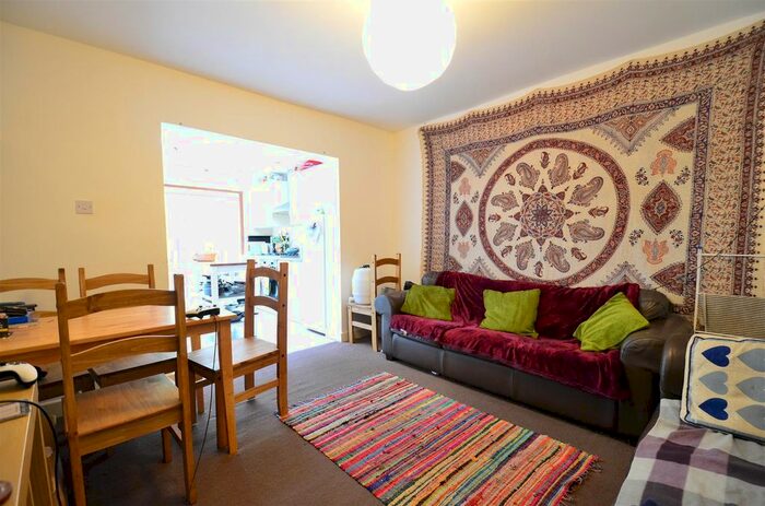 5 Bedroom Semi-Detached House To Rent In Spacious Student Property Selly Oak, Birmingham B29