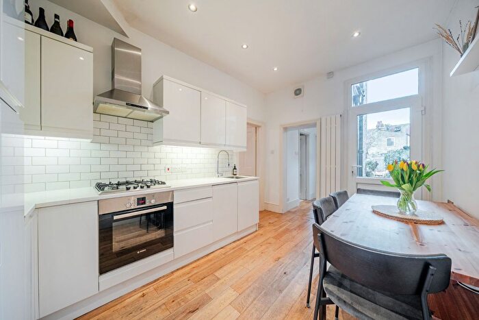 2 Bedroom Flat For Sale In Shelton Road, Wimbledon, London, SW19