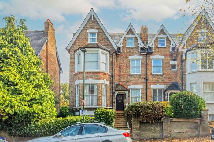 2 Bedroom Flat To Rent In Kings Road, TW10