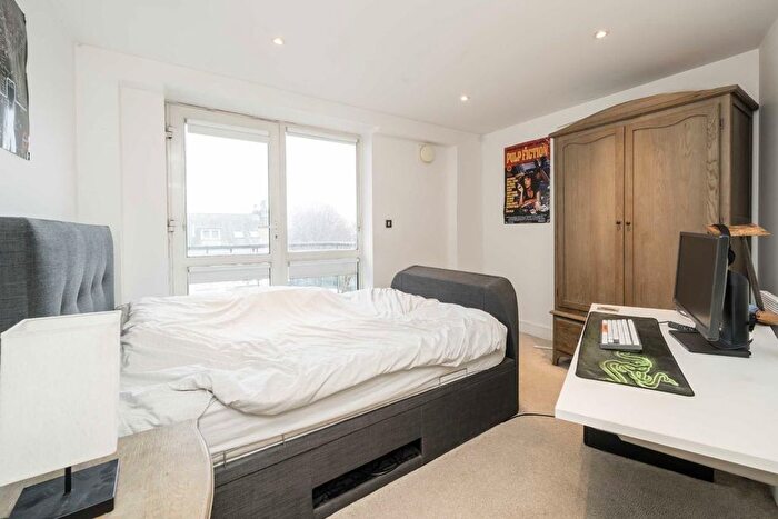 2 Bedroom Flat For Sale In Chiswick High Road, London, W4