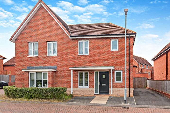 3 Bedroom Semi-Detached House To Rent In Gascoigne Close, Pontefract, West Yorkshire, WF8