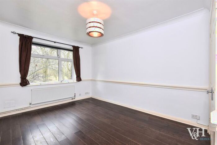 2 Bedroom Apartment For Sale In Woodfield Lane, Ashtead, KT21