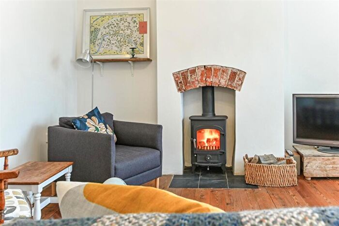 2 Bedroom Flat To Rent In Lavant Street, Petersfield, GU32