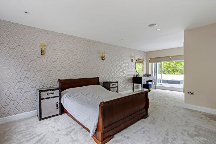 5 Bedroom Detached House For Sale In Roundhill Drive, Woking, GU22