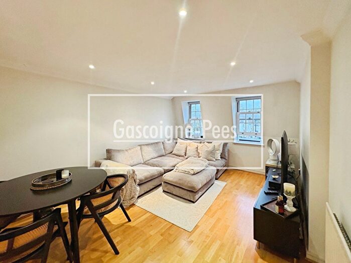 1 Bedroom Flat To Rent In Waynflete House, Esher, KT10