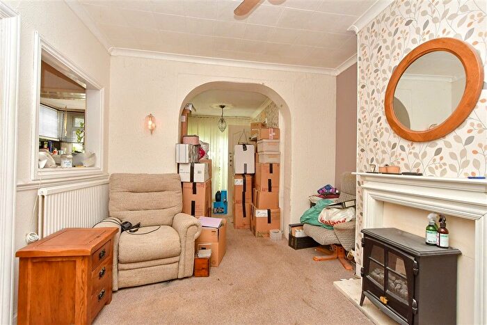 3 Bedroom Semi-Detached House For Sale In Larkfield Avenue, Gillingham, Kent, ME7