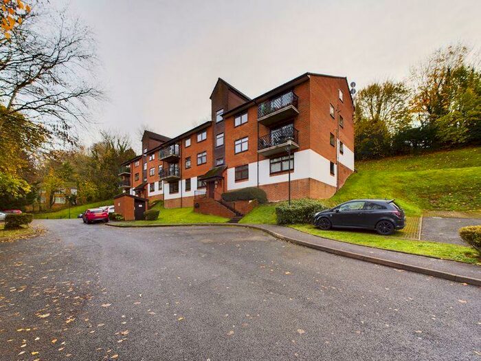 1 Bedroom Flat To Rent In Hillside Road, Whyteleafe, CR3