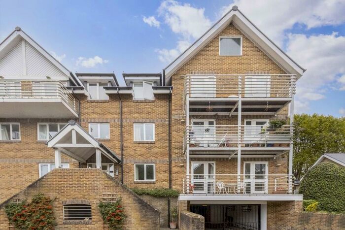 2 Bedroom Flat To Rent In Thames Close, Hampton, TW12