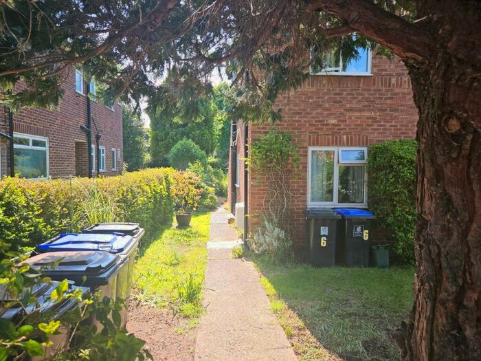 2 Bedroom Maisonette To Rent In Royston Avenue, Byfleet, KT14