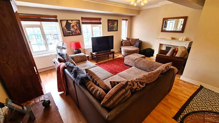 2 Bedroom Flat For Sale In Tudor Way, Southgate, N14