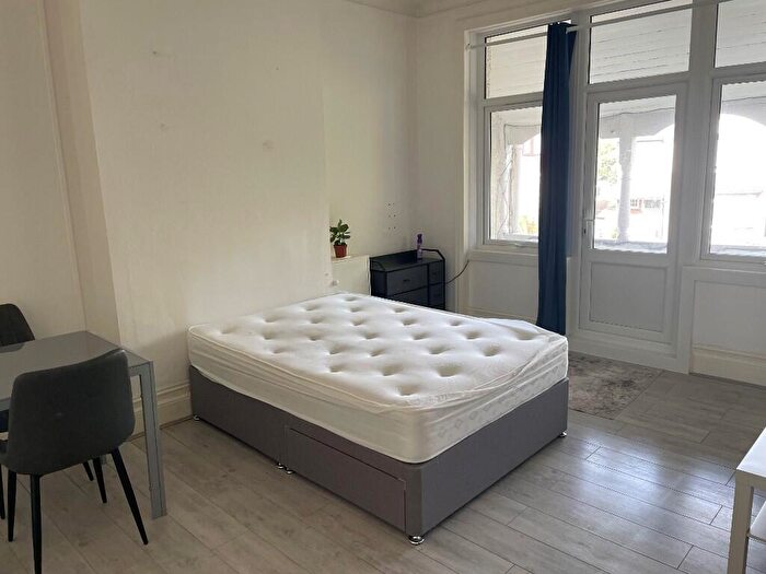 Studio To Rent In Palmeira Avenue, Westcliff-On-Sea, Essex, SS0