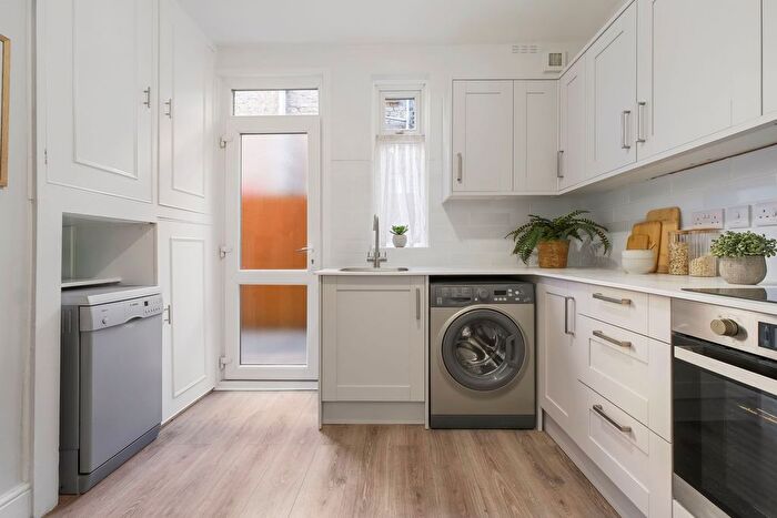 2 Bedroom Maisonette For Sale In Brettenham Road, Walthamstow, London, E17