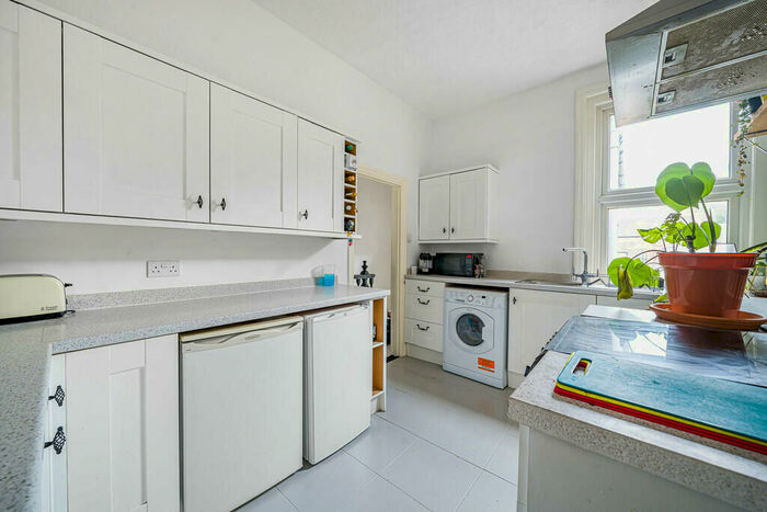 2 Bedroom Flat For Sale In Laburnum Grove, Portsmouth, Hampshire, PO2