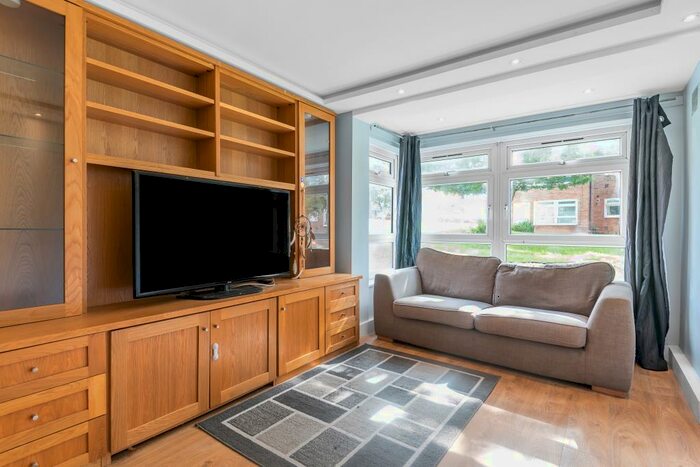 2 Bedroom Apartment To Rent In Sydney Road, Muswell Hill, N10