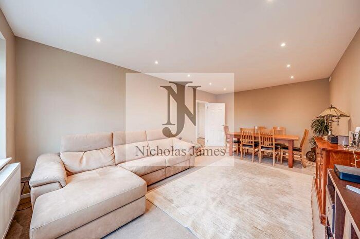 2 Bedroom Flat To Rent In Cambrai Court Aldermans Hill, Palmers Green, N13