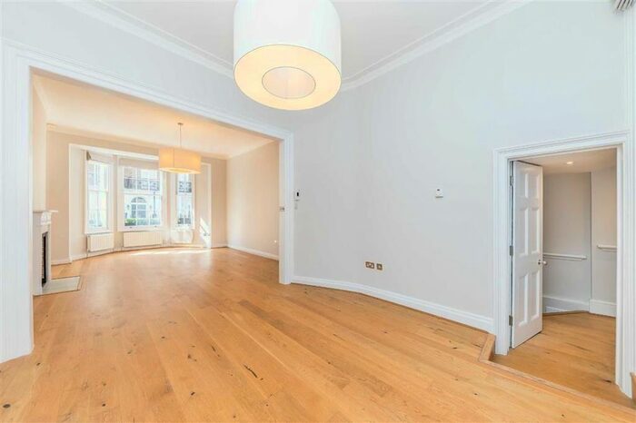 3 Bedroom Flat To Rent In Upper Berkeley Street, London, W1H