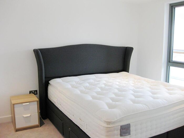 1 Bedroom Flat To Rent In Canalside Square, London, N1